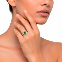Anello in Argento collezione "Regina" con zircone a cuore Verde e contorno di zirconi Bianchi