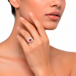 Anello in Argento collezione "Regina" con zircone a cuore Rosso e contorno di zirconi Bianchi